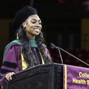 Joven termina su doctorado con solo 17 años