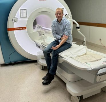 Un médico se auto trató su cáncer