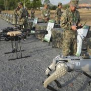 Un perro robot armado