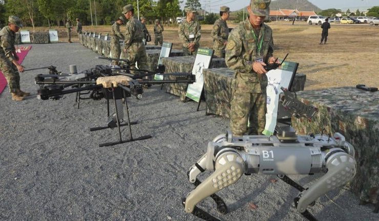 Un perro robot armado