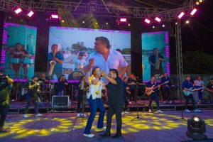 Unidos en equipo Cecilia Patrón, Renán Barrera y Mauricio Vila celebraron unidos a las mamás meridanas con magno baile con la presentación de Paleto “La voz de la cumbia”.