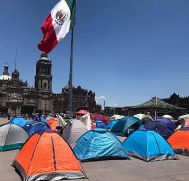 CNTE Critica a Xóchitl Gálvez por Exigir Izamiento de la Bandera