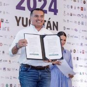 Renán Barrera Concha, firmó el pacto por la primera infancia, con lo que Yucatán contará con atención integral en cuidados, servicios, salud física y mental, pedagogía y nutrición para niños, niñas y adolescentes.