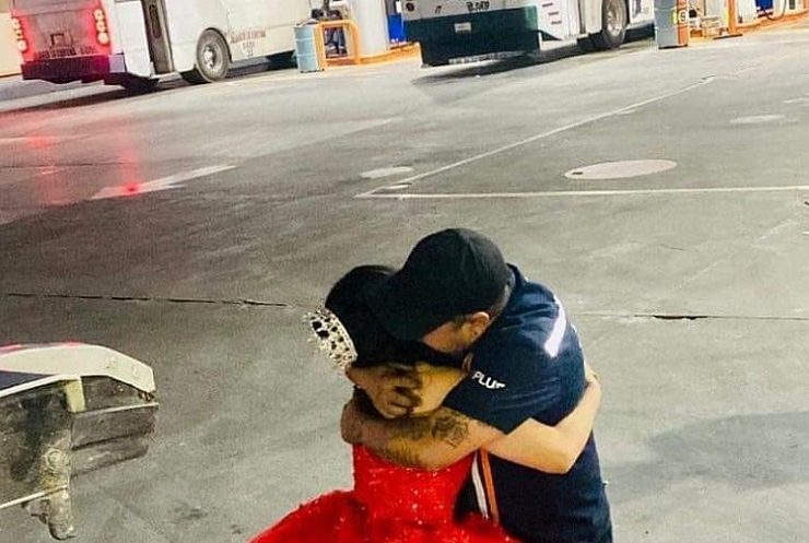 Joven quinceañera visita a su padre en el trabajo, después de no poder asistir a la fiesta