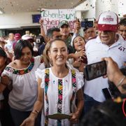 Reciben a Claudia Sheinbaum en Villahermosa entre porras y al ritmo de tamborileros