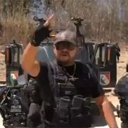 Destituyen a comisionado de la Policía por corrido donde se usan armas