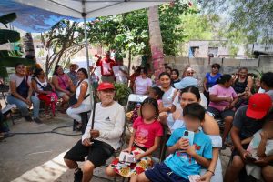 En la Jacinto Canek, Vadillo Lora escuchó quejas por problemas en las vialidades que están en mal estado e impiden el ágil tránsito de los vehículos.