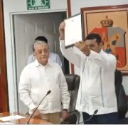 Javier May recibe su constancia de mayoría del IEPCT