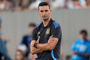 Lionel Scaloni no dirigirá el último partido de Argentina, en la fase de grupos de la Copa América 2024, ya que está suspendido por salir tarde al terreno de juego ante Chile. 