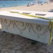 Usaban un sarcófago como mesa en un bar