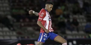 El defensa uruguayo jugó una temporada, en el fútbol mexicano, con el Atlético de San Luis. 