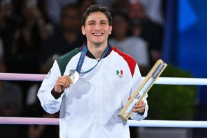 Marco Verde demuestra felicidad, tras cumplir la promesa que le hizo a  su familia, de ganar una medalla, a pesar de una lesión en la mano. 