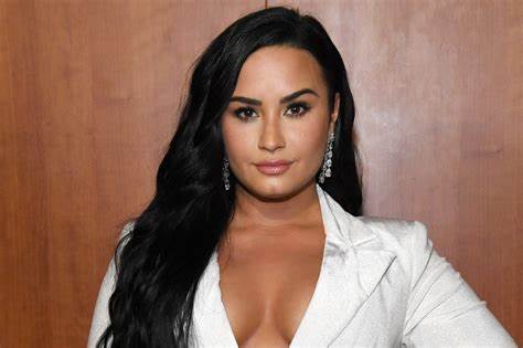 Lovato colaboró con Grupo firme