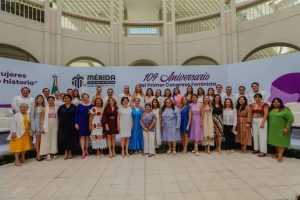 La Presidenta Municipal de Mérida, Cecilia Patrón, durante la celebración del 109 aniversario del Primer Congreso Feminista de México, reafirmando su compromiso con el bienestar y la igualdad de las mujeres.