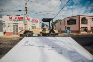 Las calles repavimentadas de San Sebastián ahora cuentan con una nueva capa de asfalto, mejorando la movilidad y seguridad para los habitantes del barrio.