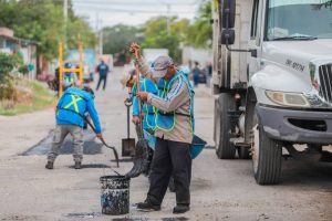 Durante su recorrido, Cecilia Patrón verifico los trabajos de infraestructura vial, asegurando mejoras visibles en las calles de Mérida.