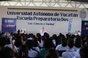  La Alcaldesa Cecilia Patrón escucha las propuestas de los jóvenes, reafirmando su compromiso con su bienestar y desarrollo en Mérida.