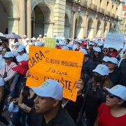 Marchan trabajadores