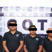 cuatro funcionarios